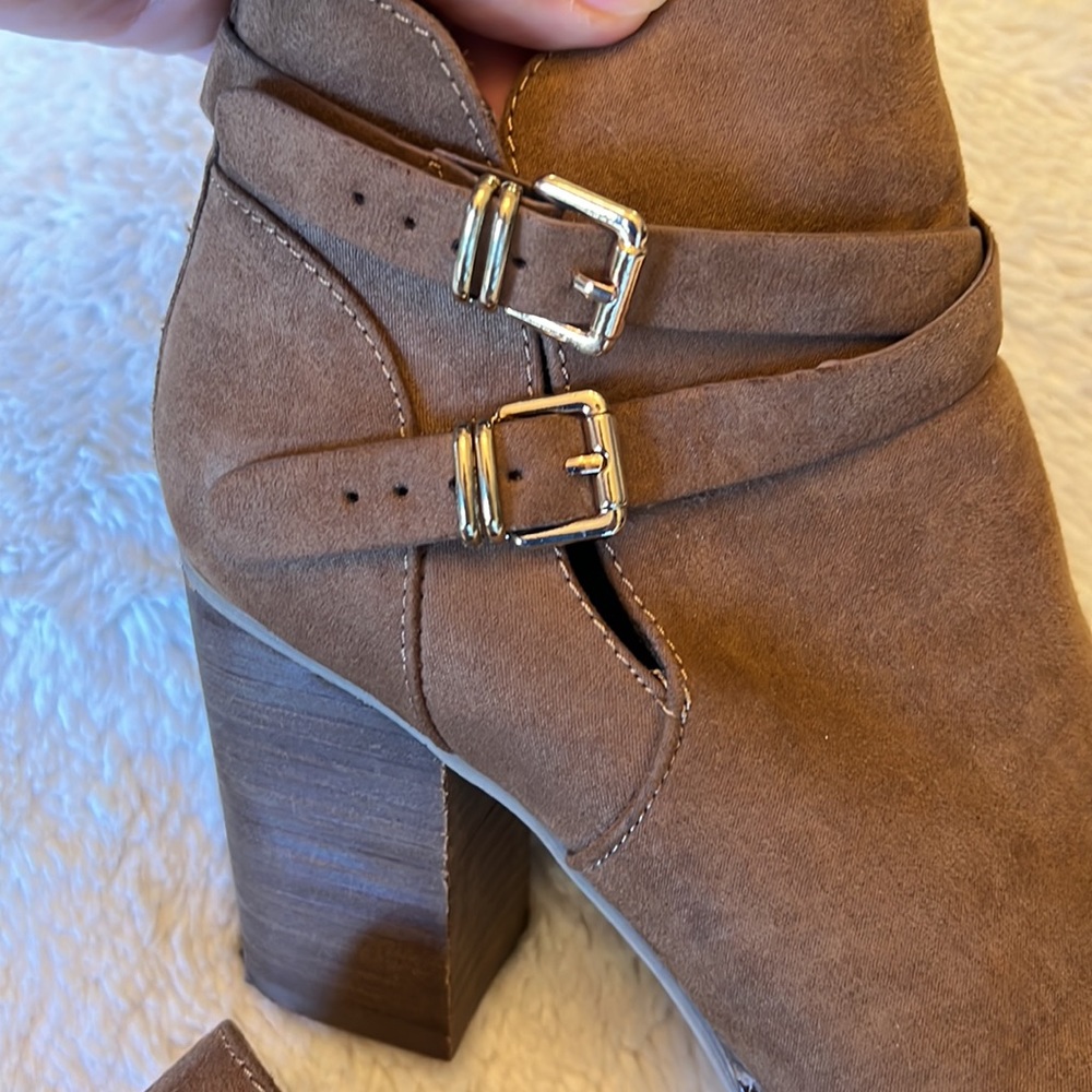 Booties 👢 - Picture 2 of 7